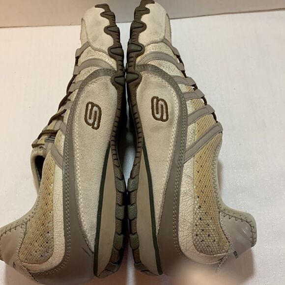 Skechers size 9 slip on sneakers. Like new condition - Picture 3 of 7